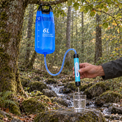 Wasser fließt vom unteren Auslass durch den Schlauch und den Filterkern in ein Glas