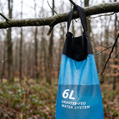 Gefüllter 6-Liter-Beutel hängt am Ast, Wasserlinie sichtbar
