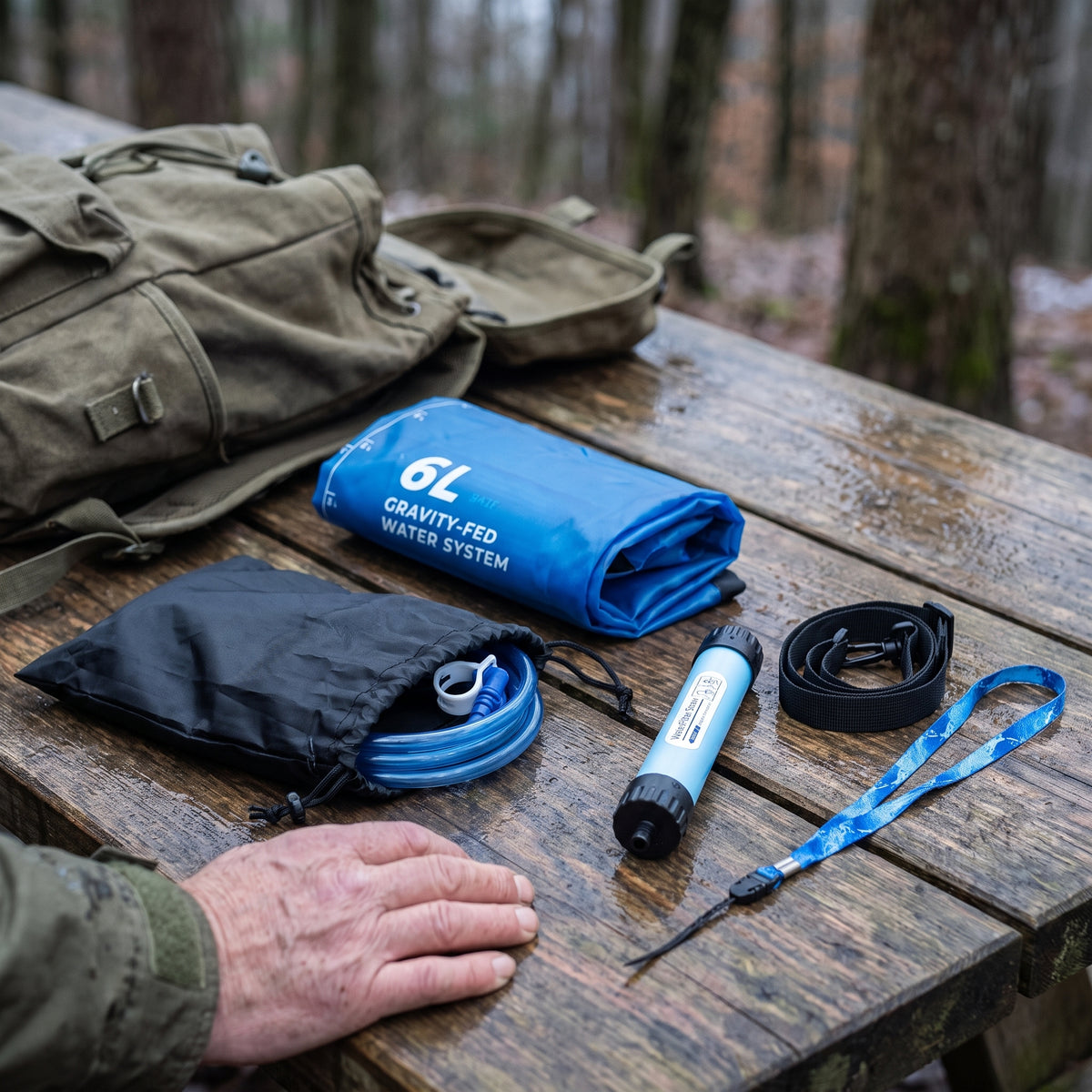 HYDRO-PRO V1 Lieferumfang auf einem Waldtisch neben einem Rucksack